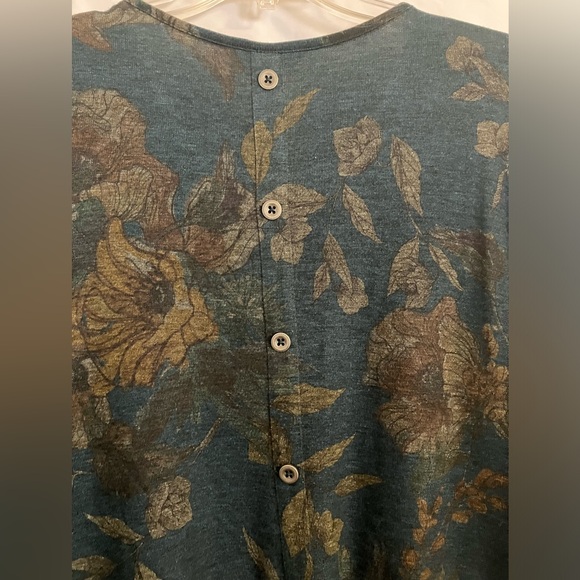 Christopher and Banks floral print tunic top with side pockets and button back. - Picture 5 of 6